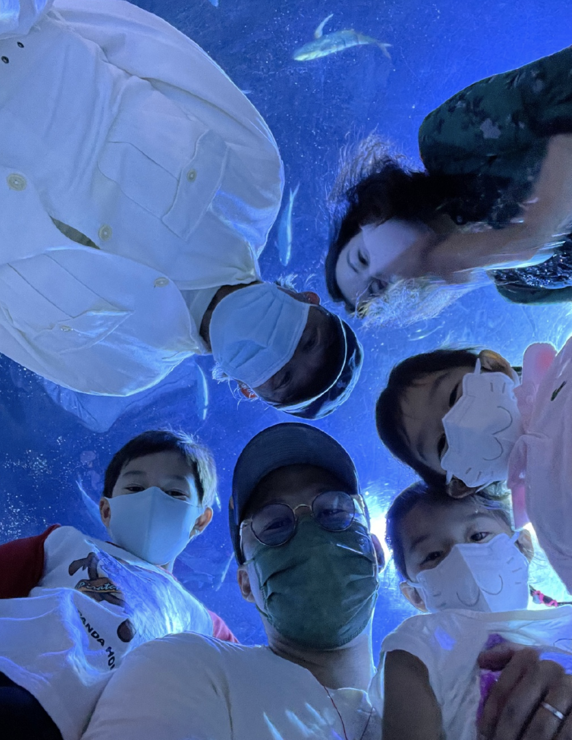 42岁霍启刚晒全家福庆生，携妻儿骑单车并表白：有你们便足够