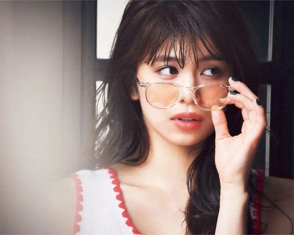 日本美女佐藤晴美新封面太飒了！高挑身材大长腿性感迷人