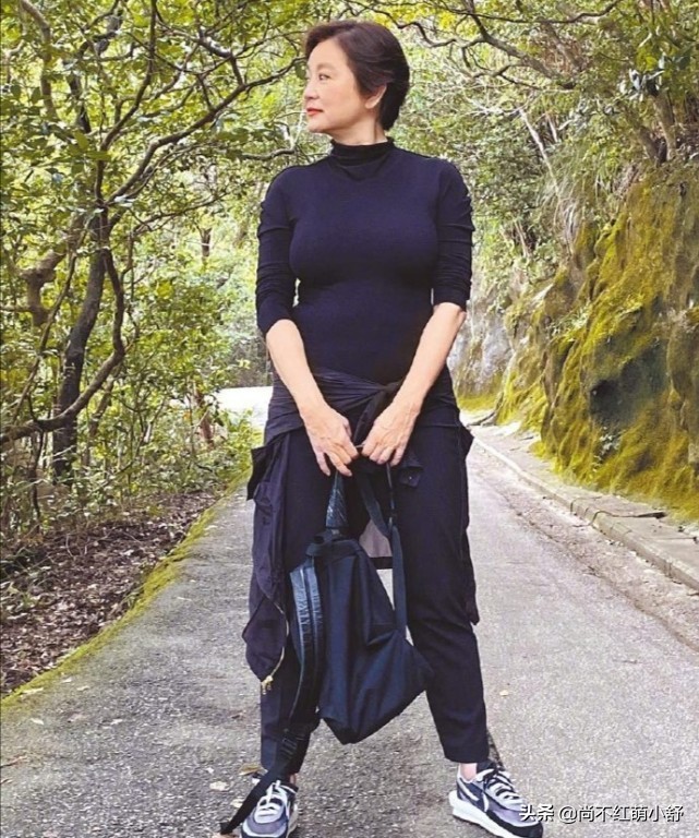 林青霞活了一场漂亮的人生，年轻时穿衣好潮，