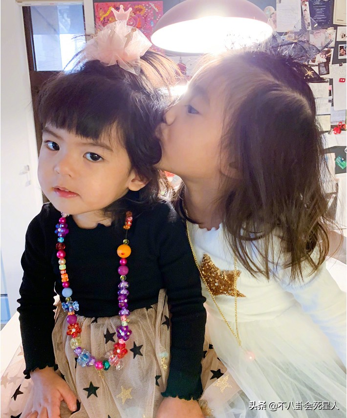 波妞成最严肃星二代，拍照不笑还爱皱眉头，才两岁就能打哭咘咘