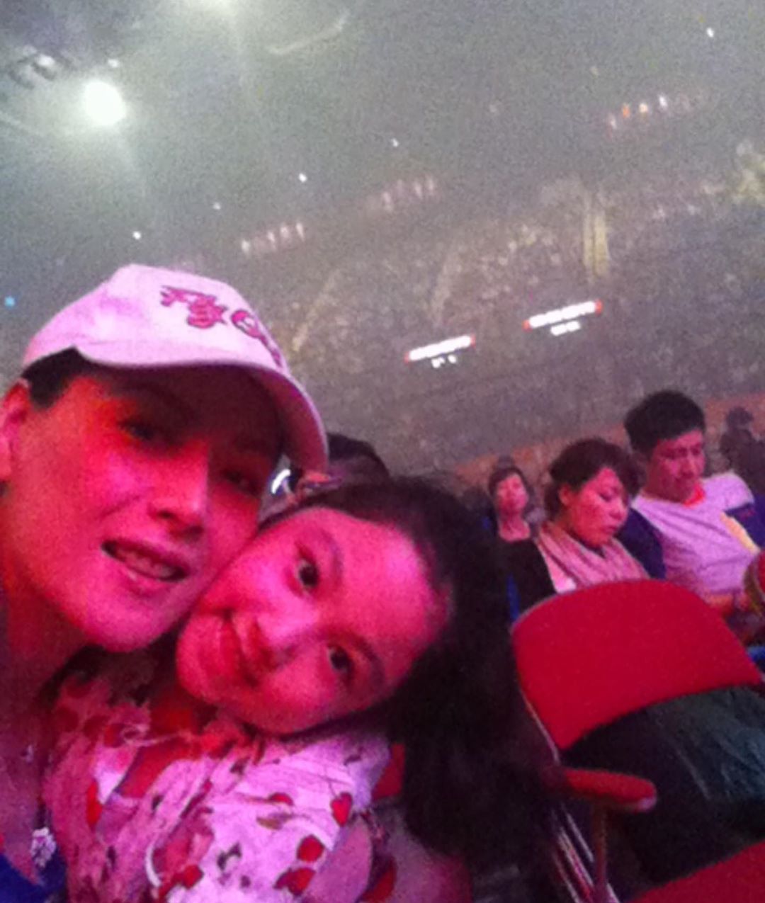 任达华女儿任晴佳晒童年与妈妈合照，被赞基因强大，从小美到大