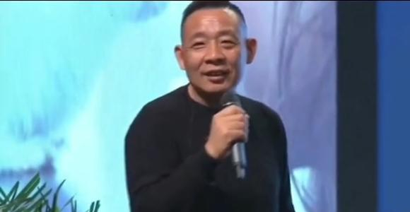“商业鬼才”于东来：小学毕业农村娃，却从欠债30万到年入50亿？
