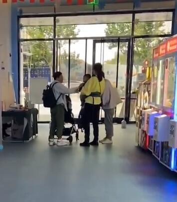 蔡少芬带三个孩子逛街被偶遇，不见张晋在身边，两位保姆贴身跟随