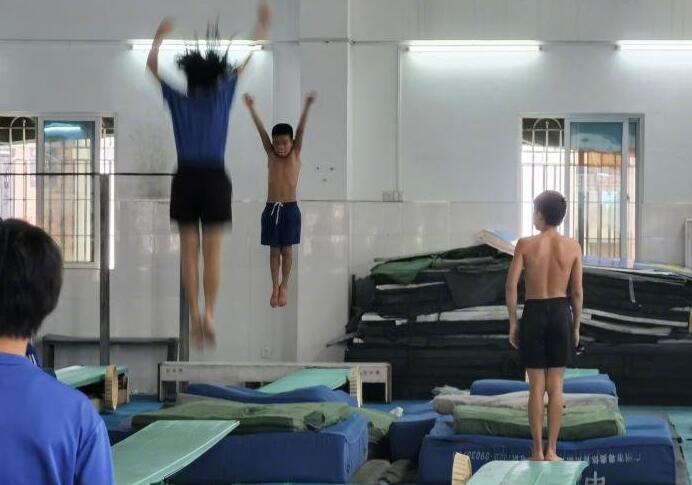 全红婵发10元红包请队友小佳吃雪糕！教练：小佳当初天赋不逊红婵