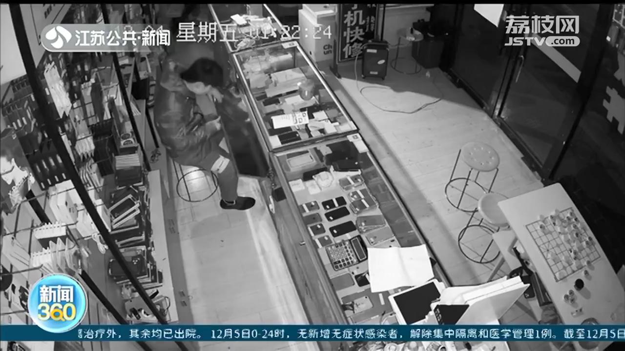 深夜看到有人撬门行窃 店主通过摄像头“喊话”吓走小偷