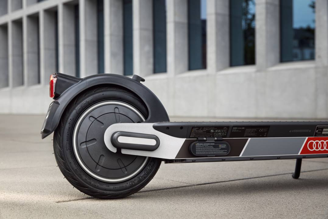 奥迪在欧洲发布全新电动滑板车，系与九号公司合作，可跑65公里