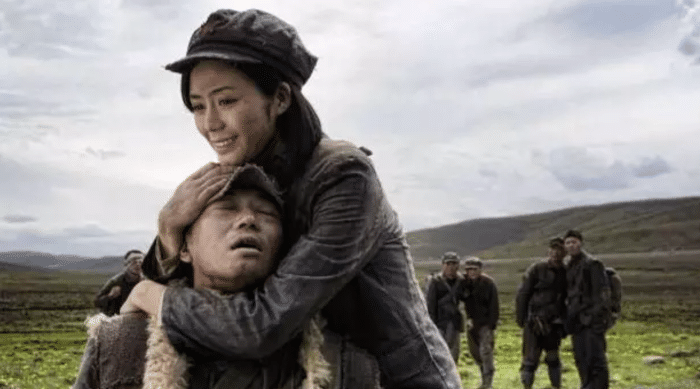 漂亮女护士冒死救下失血小战士，22年后，护士才