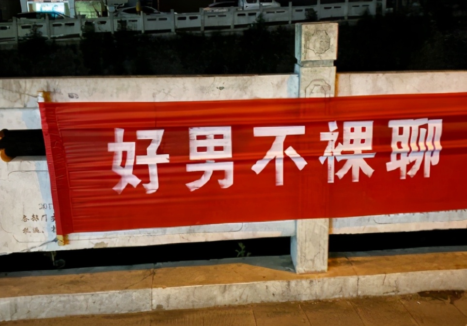 笑爆！警犬出卖色相，送鸡蛋…中国警察为了你不被骗有多拼