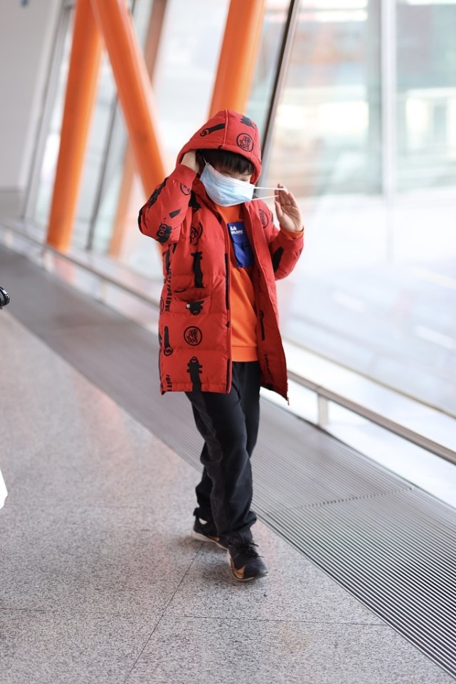 黃聖依帶小兒子現身貴氣有範，4歲安麟自推行李乖巧懂事