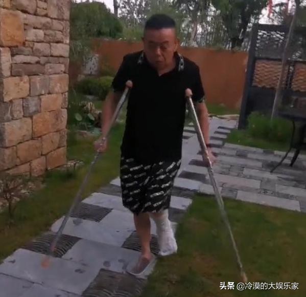 郭美美落魄到卖包回血？王健林健身带了一排保