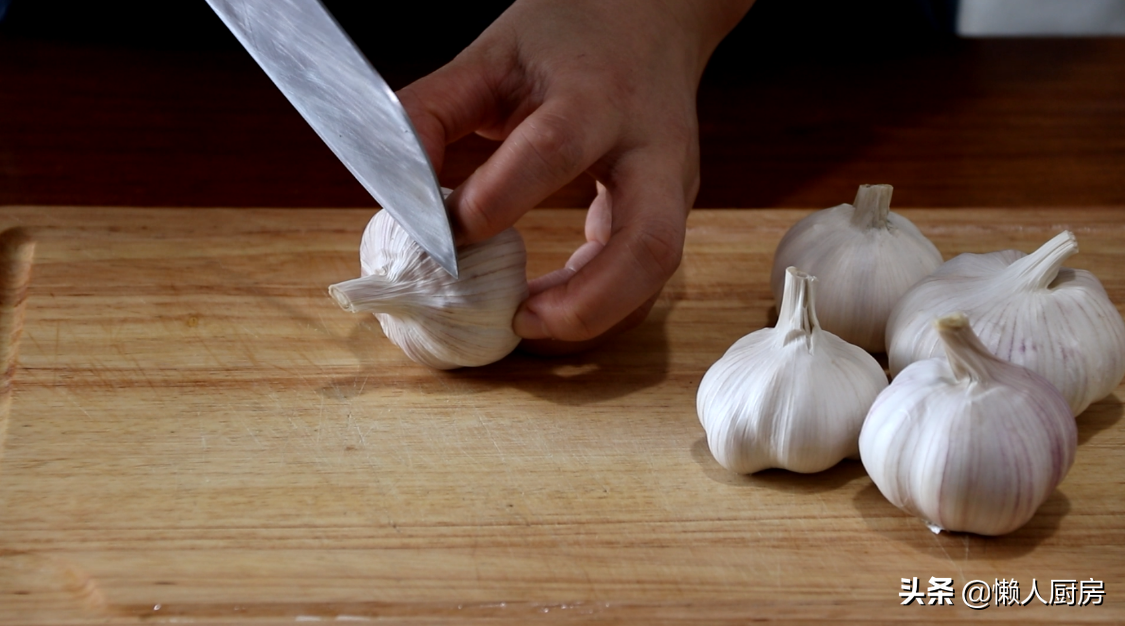 這是烤箱版烤大蒜頭的做法，比碳烤得更省事，軟糯鹹香