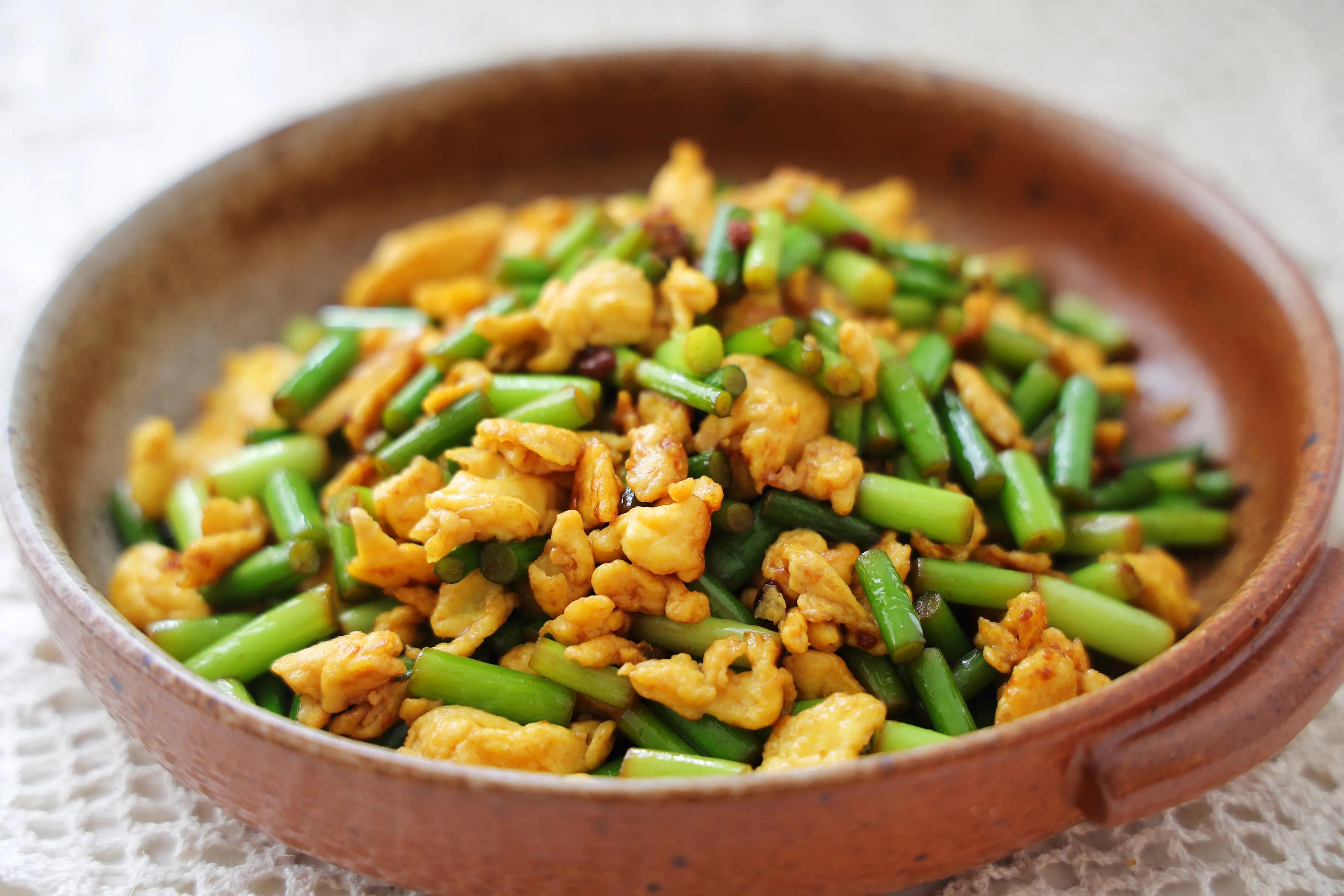 雞蛋和蒜薹的新吃法，醬香美味，鮮嫩好吃，特下飯！ 一定要試試