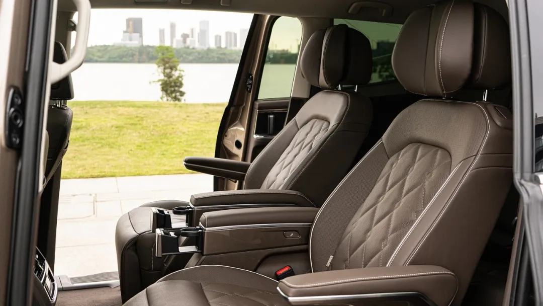 上汽大众进军“航空界”，造了一台「头等舱」