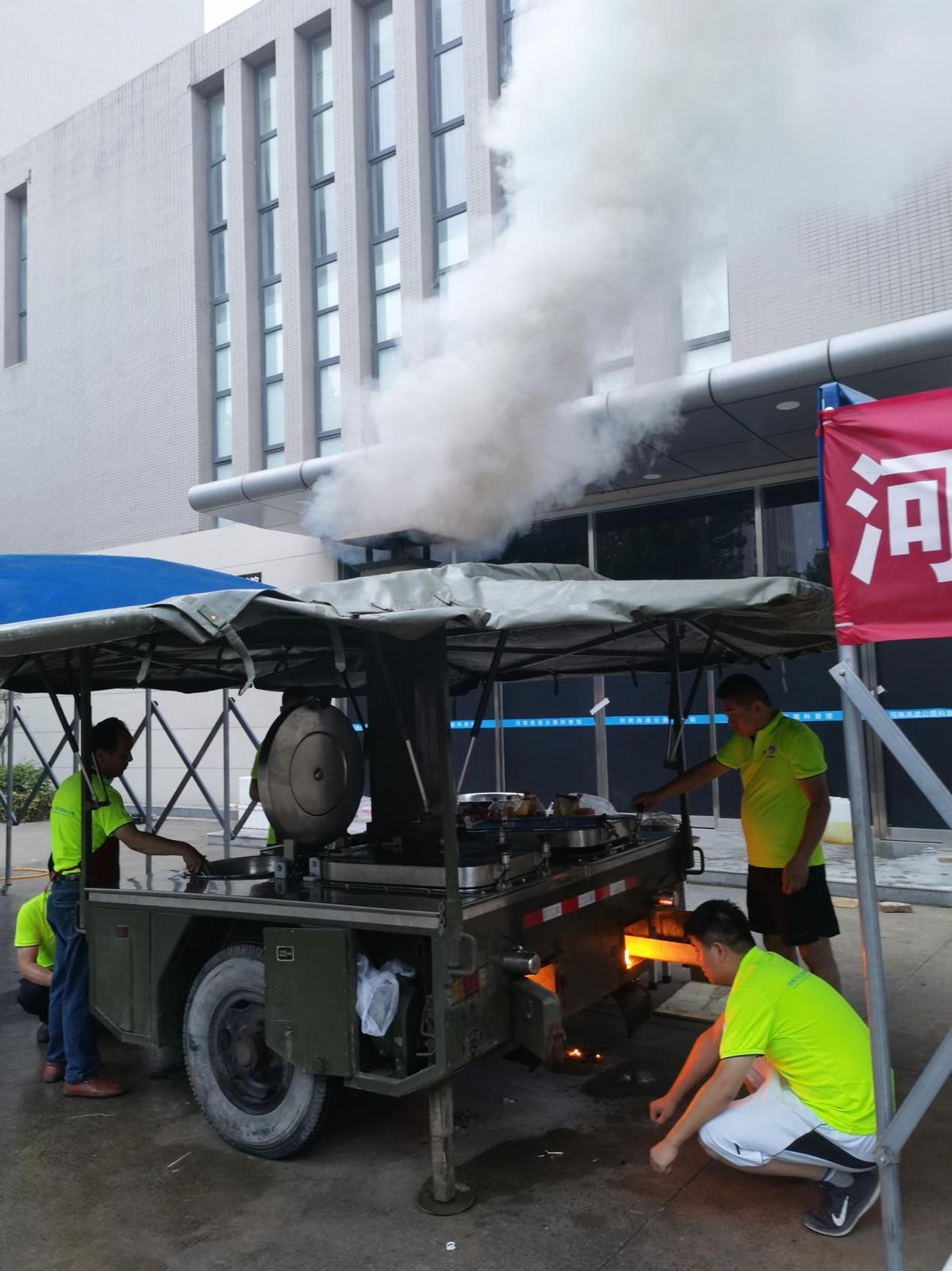 河南交通职业技术学院：启动＂炊事神器＂全力支援抗汛救灾