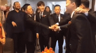 邓伦又当伴郎！穿帅气西装提礼物一路小跑，戴清宫头饰被伴娘捉弄