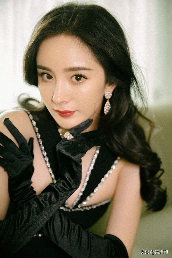 再结|杨幂辟谣再结婚假传闻，一袭黑缎面长裙配妩媚卷发演绎风情万种