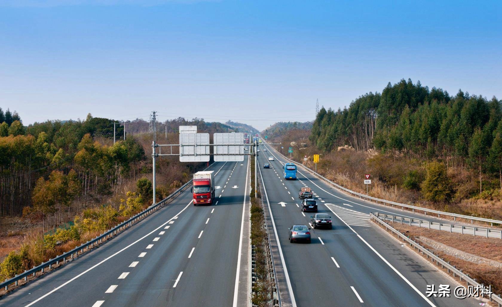 一年收费5551亿元，负债却将近6万亿元，高速公路花的钱去哪了？