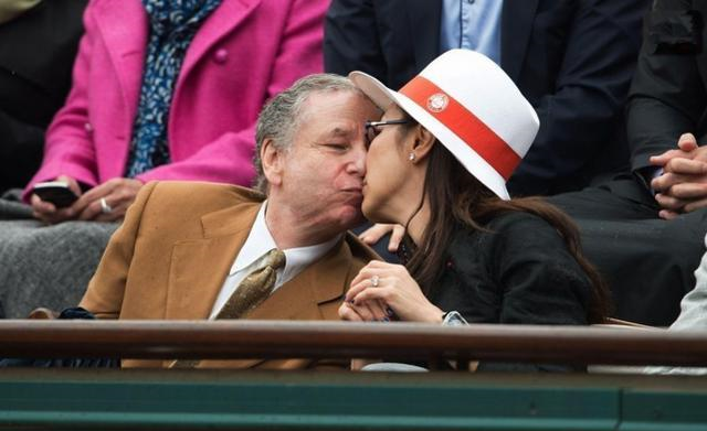 58岁杨紫琼面容姣好，74岁男友却白发苍苍，二人