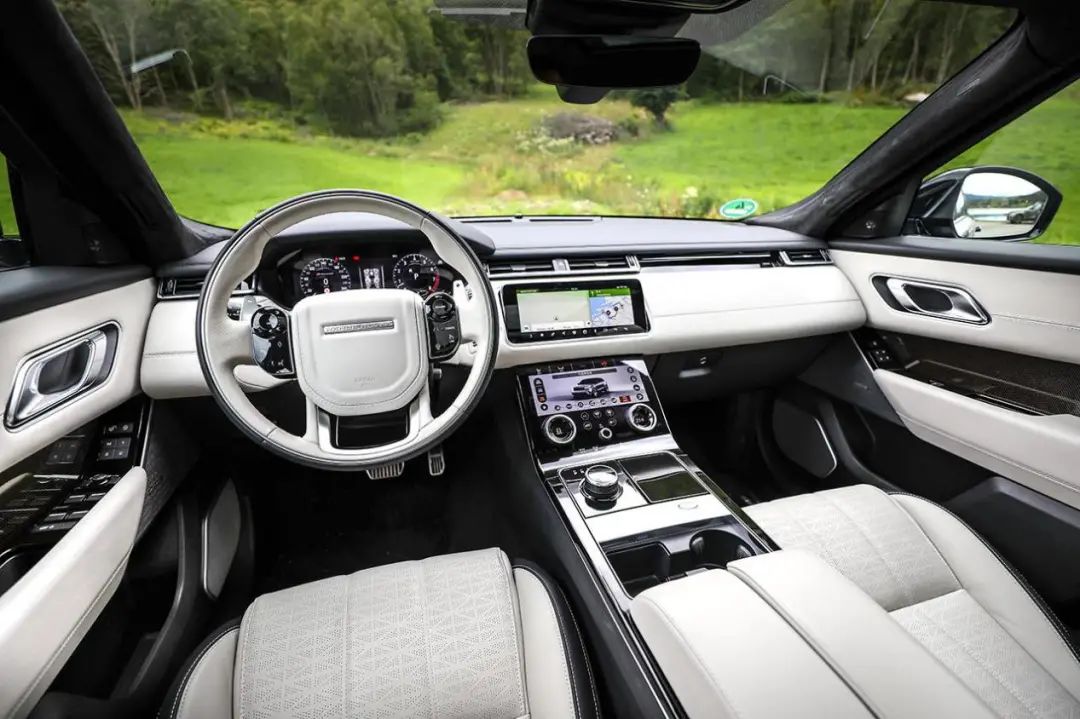 新锐与古典：豪华车内饰设计理念的分歧