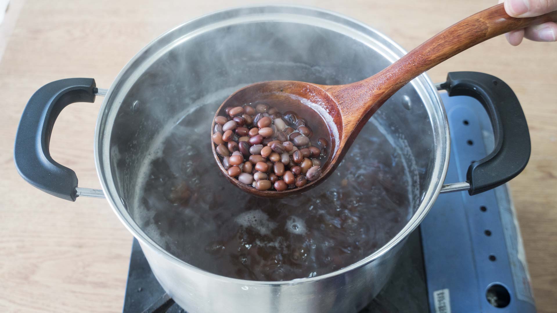 教你在家做正宗家常紅豆糕，色香味全，簡單易學，孩子看了流口水