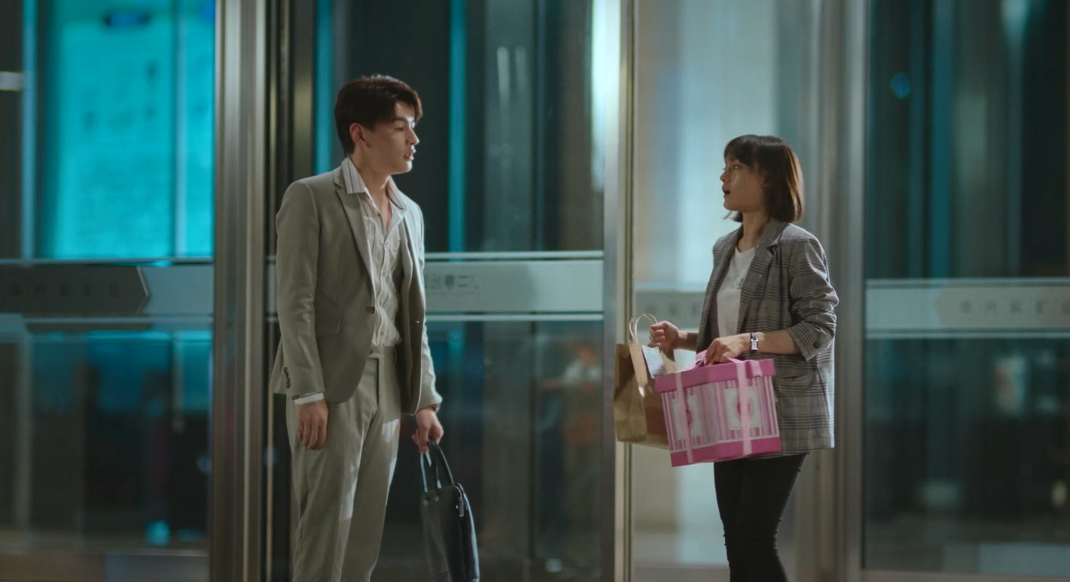 当他看到小白和邱冬娜在楼下的时候,顾飞本能地躲开了,其实他完全可以