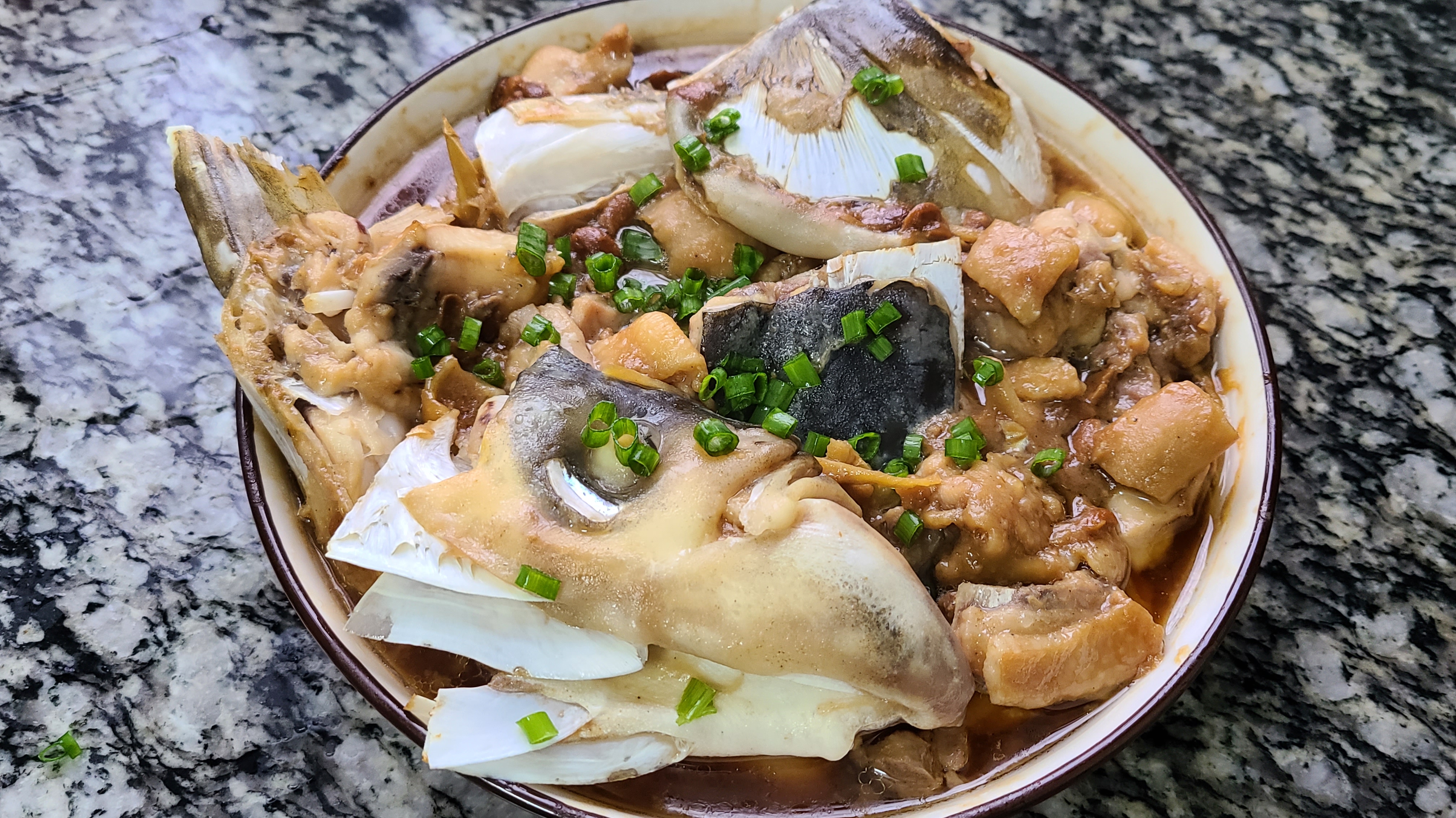 快過年了，教你一道簡單又好吃的魚頭蒸雞，味道鮮美