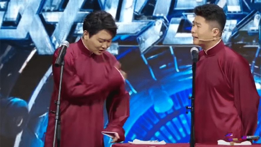 孟鹤堂创相声界耻辱纪录！台上公然看小炒，网友：师傅是这么教的