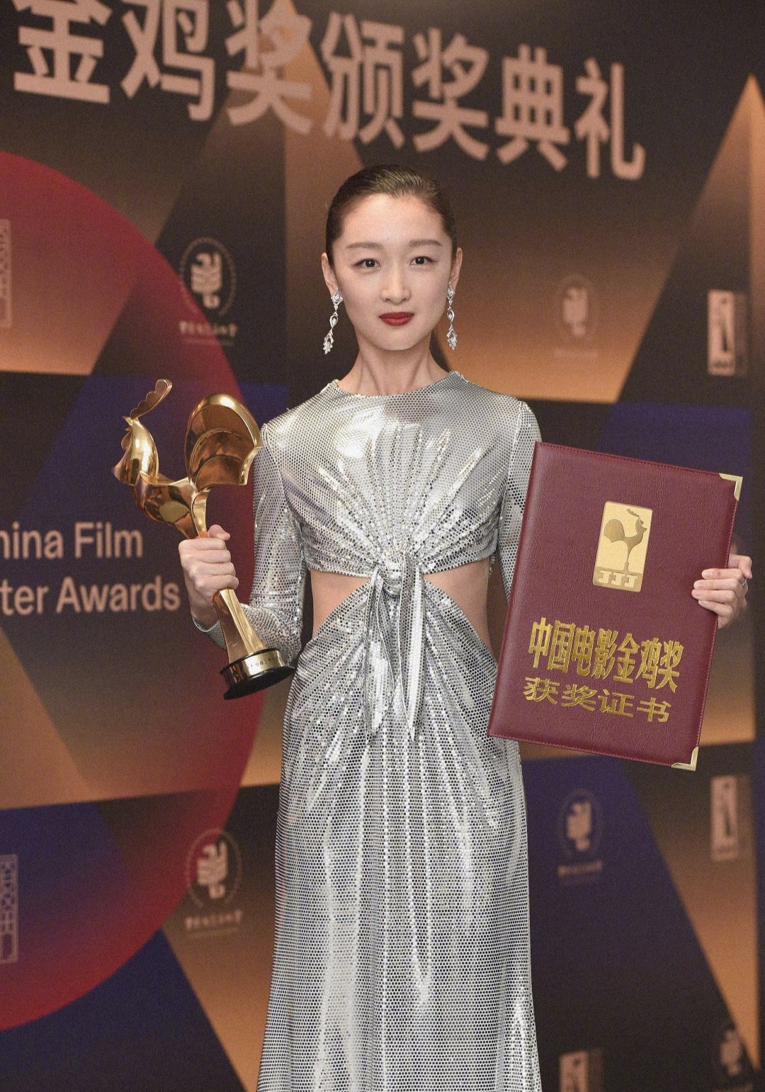 周冬雨同学聚会低调站边角，笑出双下巴，承包26人费用壕气十足