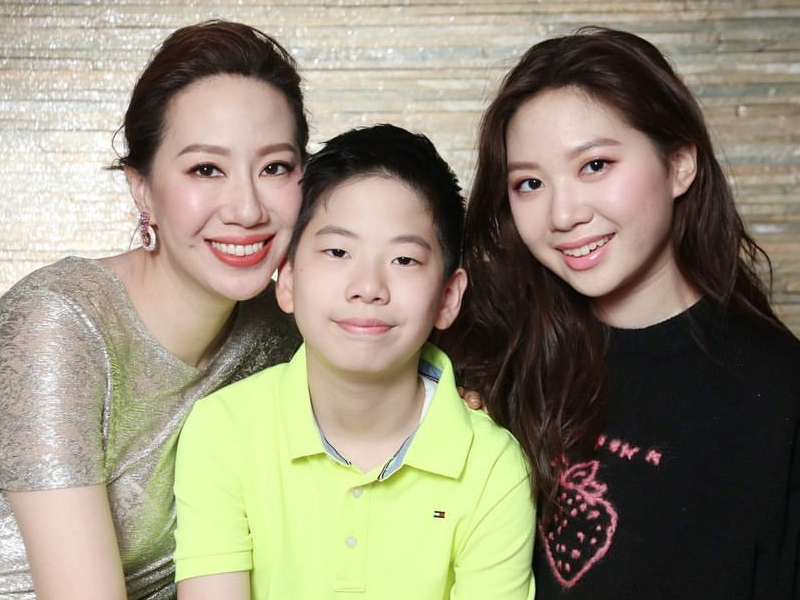 甄子丹这回骄傲了，16岁女儿身高快到1米8！大长腿是遗传妈妈