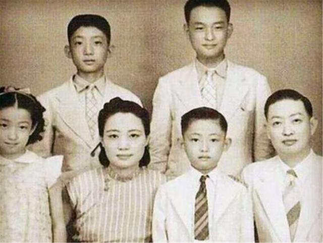 情同姐妹的2女，共侍1夫，从活着的"3人行"到死后葬入同一墓穴