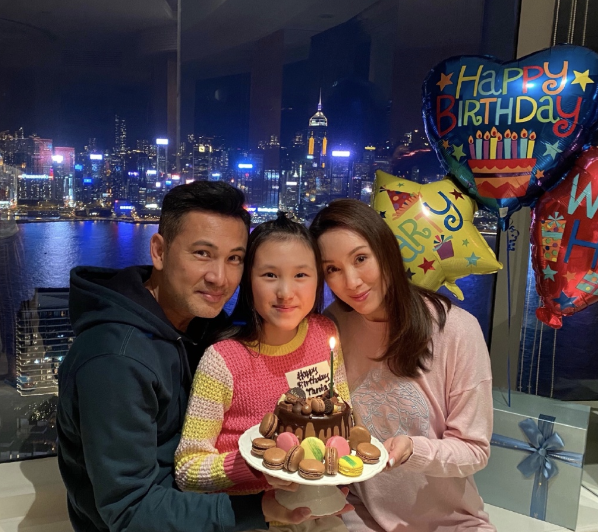 郭可盈曬照為女兒慶生，以維港為背景秀豪宅，熊黛林倆娃可愛出鏡