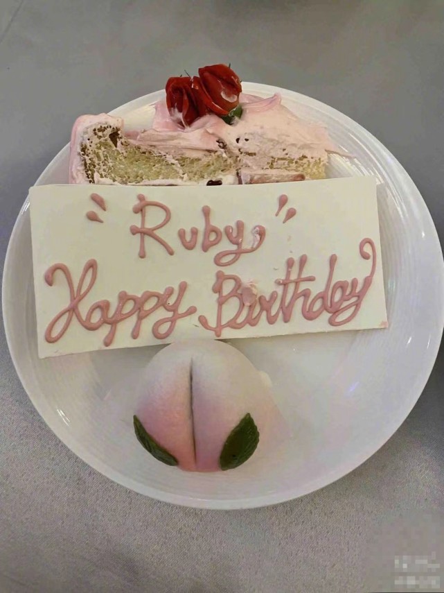 林心如生日宴現場曝光，霍建華秀恩愛，鎖喉式擁抱老婆盡顯佔有欲