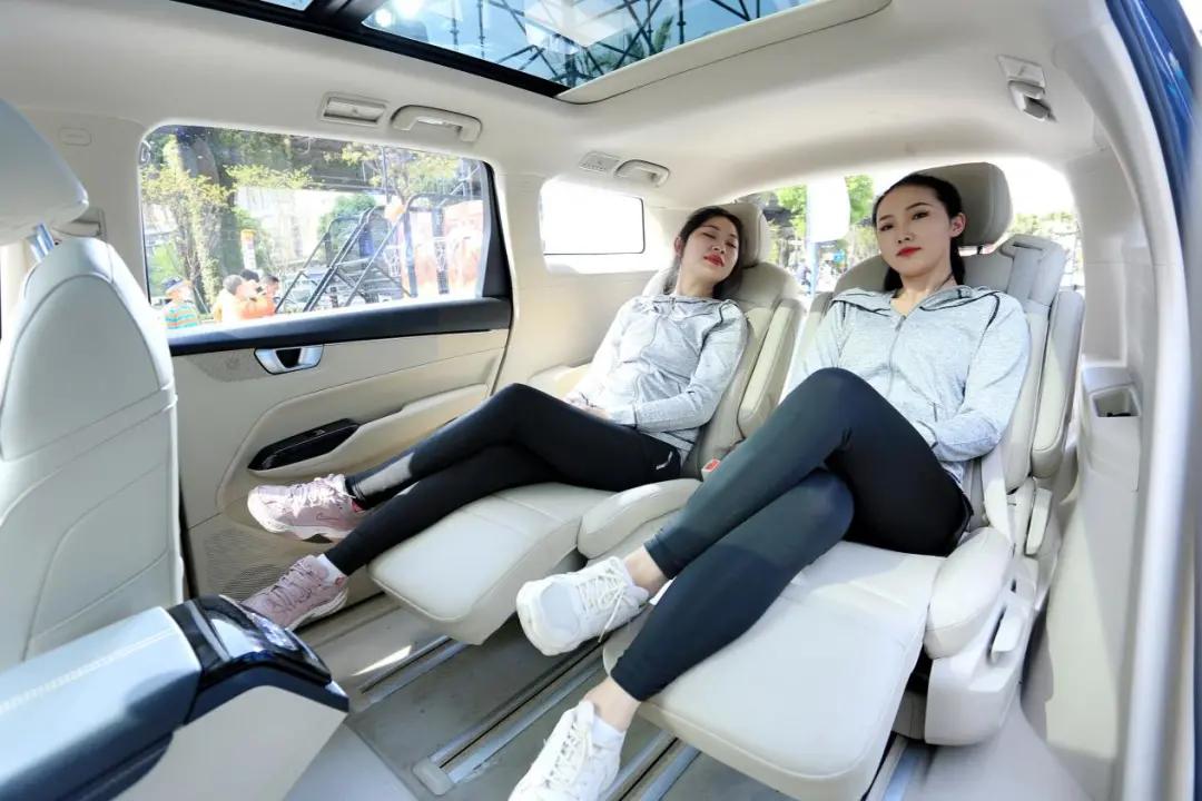 价格比埃尔法的购置税还低，这款卖爆了的4座MPV值得一看