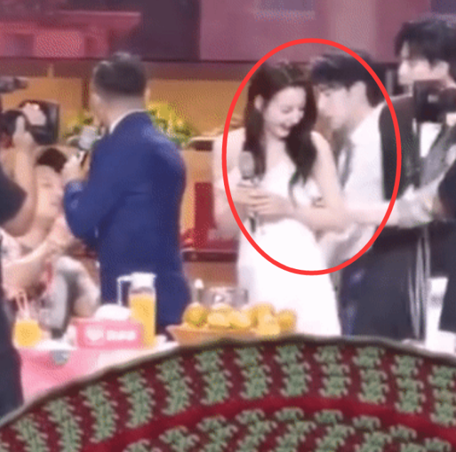 迪丽热巴直播中被求婚，看清男方汪涵及时阻拦