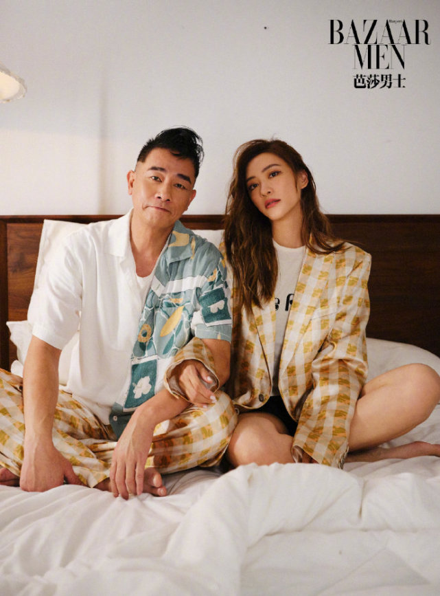 陈小春和应采儿合体拍写真，穿情侣装亲密互动，结婚11年甜如热恋