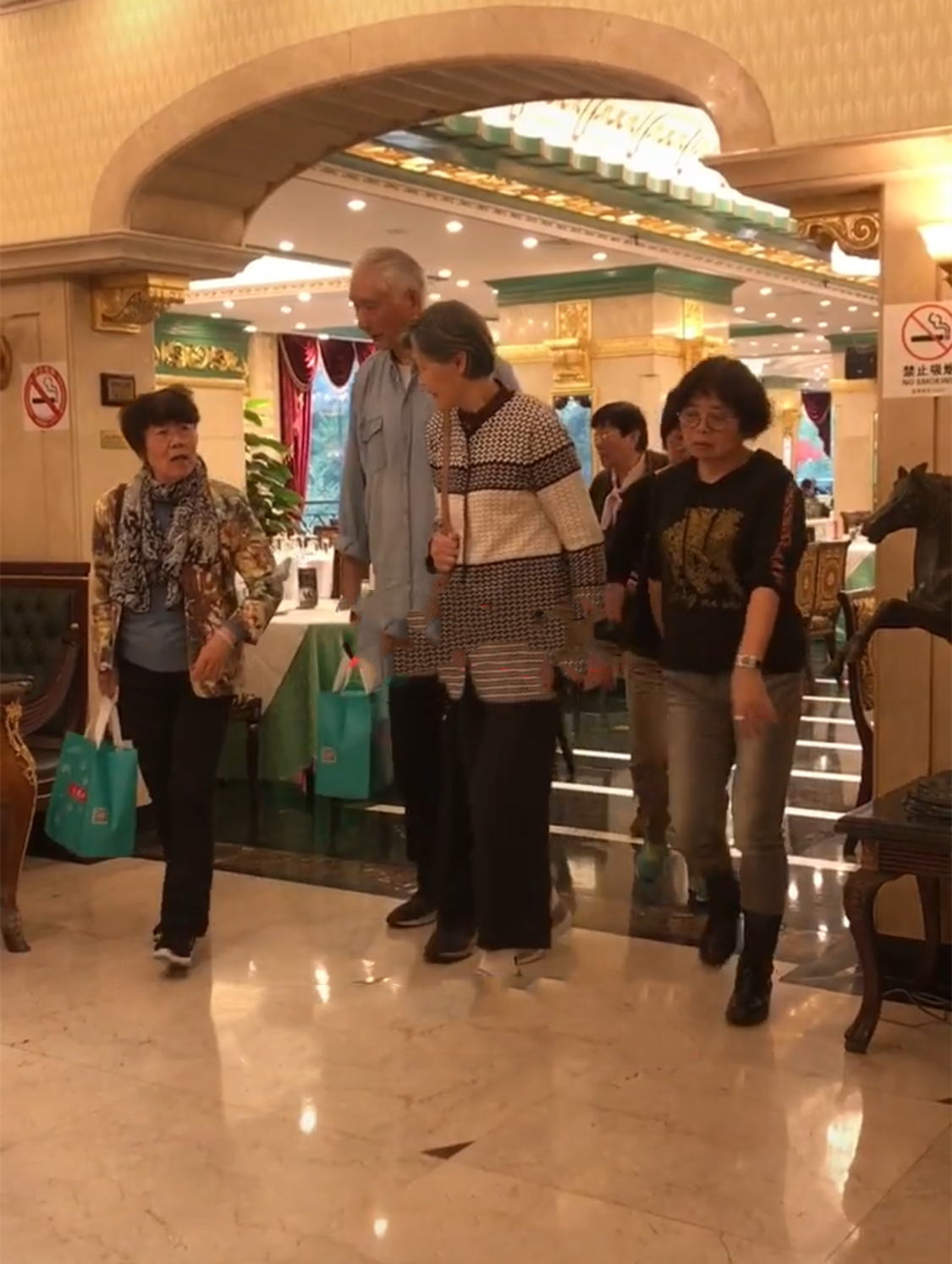 姚明一家三口外出，10歲女兒鞋子似40碼背包迷你，儀態超像爸