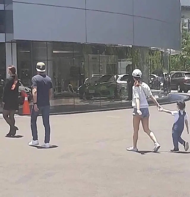 林心如分享最幸福的事，看霍建华和女儿入眠，自己在一旁喝酒追剧