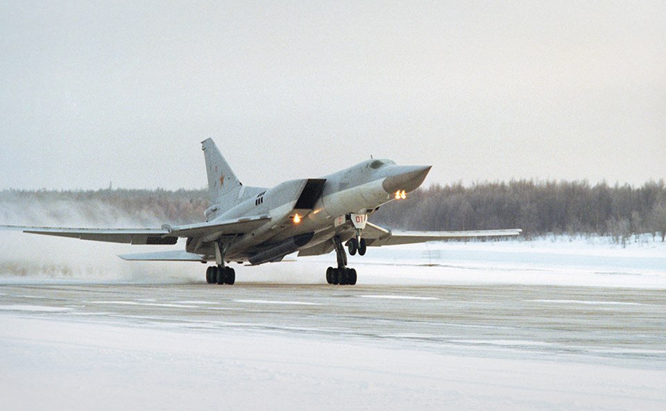 俄罗斯“逆火”战略轰炸机遭遇罕见暴风雪坠毁：3死2伤