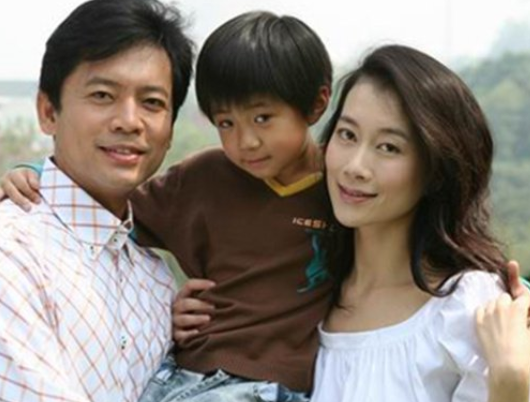“赵政委”何政军：娶初恋，妻子为他退出娱乐圈，结婚29年无绯闻