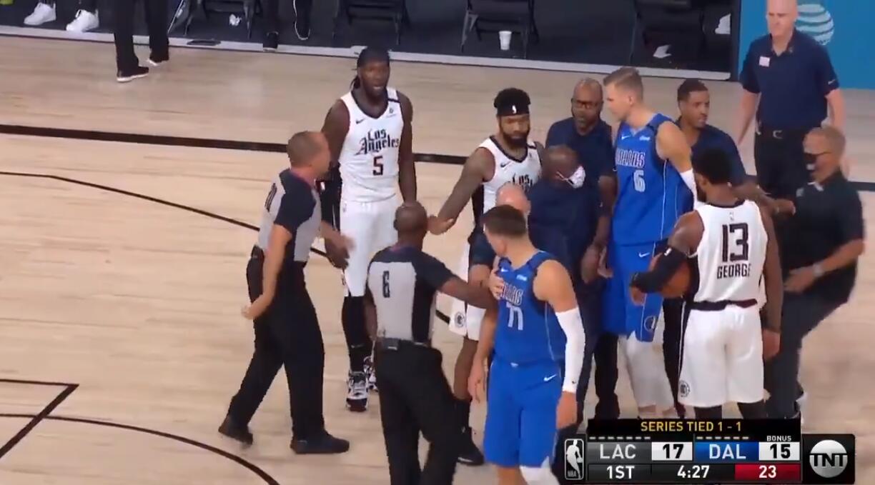 【影片】開場8分鐘險爆發3次衝突！東契奇Porzingis皆被激怒，Perkins：小心快艇的戰術！-黑特籃球-NBA新聞影音圖片分享社區