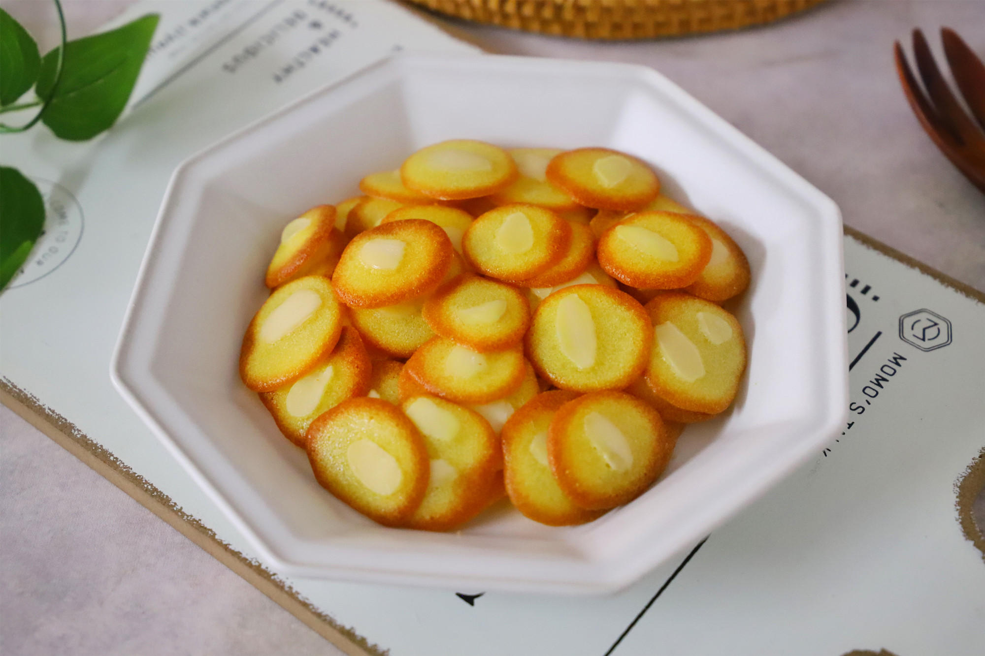 2個蛋清加1勺麵粉，不用打發拌勻就能烤，一口一個嘎嘣脆，真香