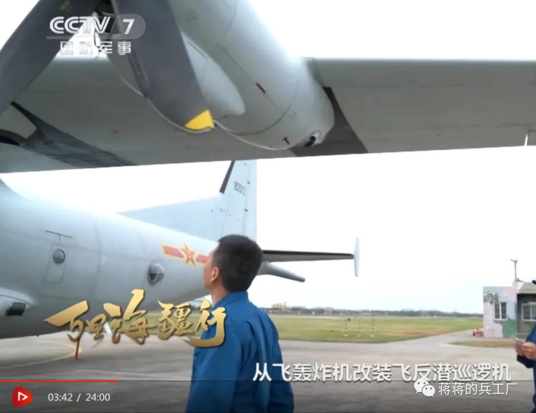 空潜200巡逻机空投航空自导深弹和声呐浮标抓潜艇，数量众多