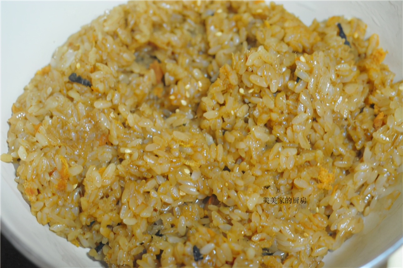做烧卖时，只懂炒糯米饭可不行，多加1样食材，起沙味香浓