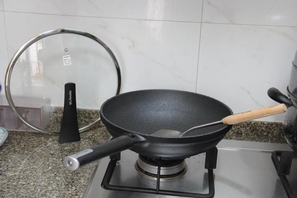 九阳晶钻耐磨不粘锅：一款敢随锅送钢铲的明火锅