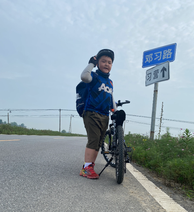 湖北8岁男孩三天骑行150公里，去外公家过暑假，父亲：孩子哭过但没放弃-第1张图片-大千世界