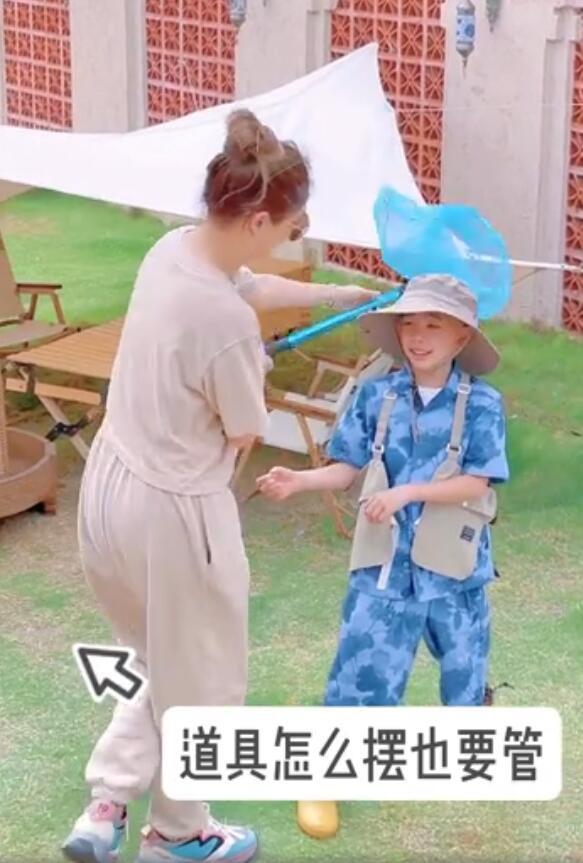 应采儿陪儿子拍大片，亲自指导还跪地帮整理衣服，Jasper乖巧配合