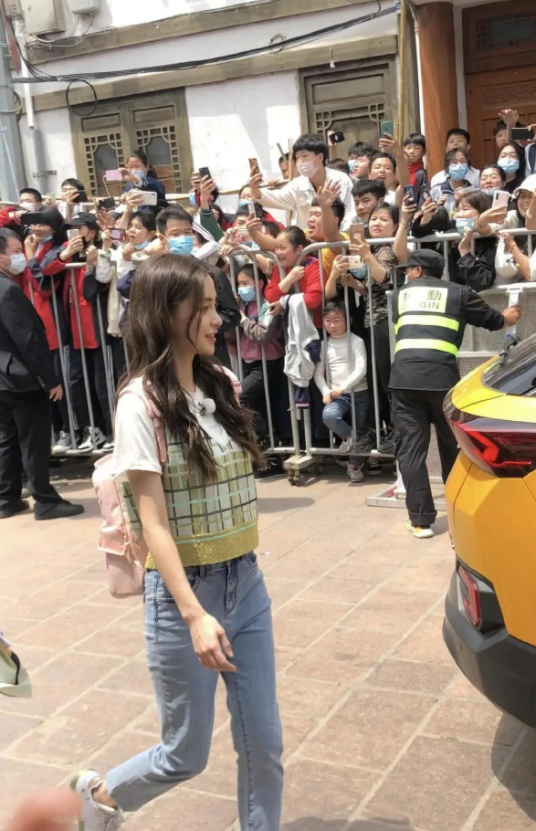 《奔跑吧》最新路透：现场少有人戴口罩，路人