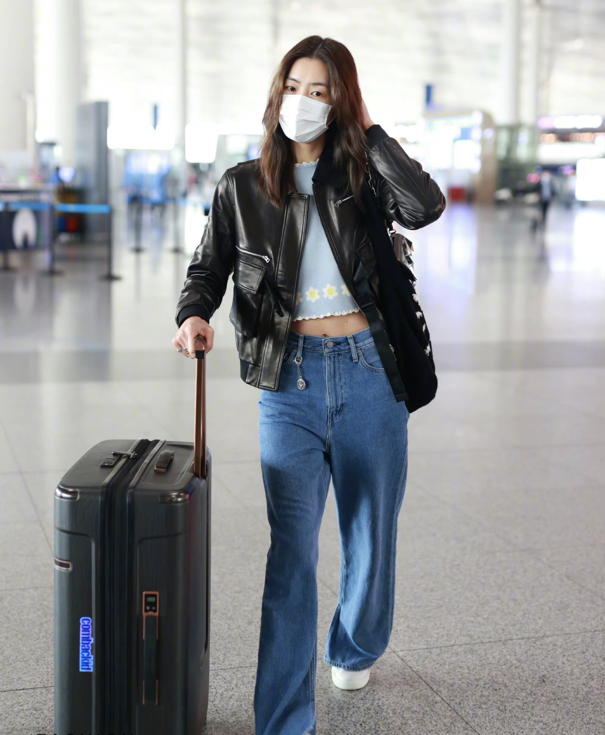 阿湯哥女兒１５歲了！ 沒有小時候美，皮夾克搭配Ｔ卹約會時尚個性