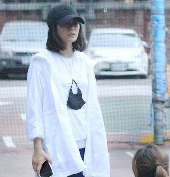 直擊修傑楷沉迷鬥牛，賈靜雯帶兩個女兒先行撤退“放生”老公