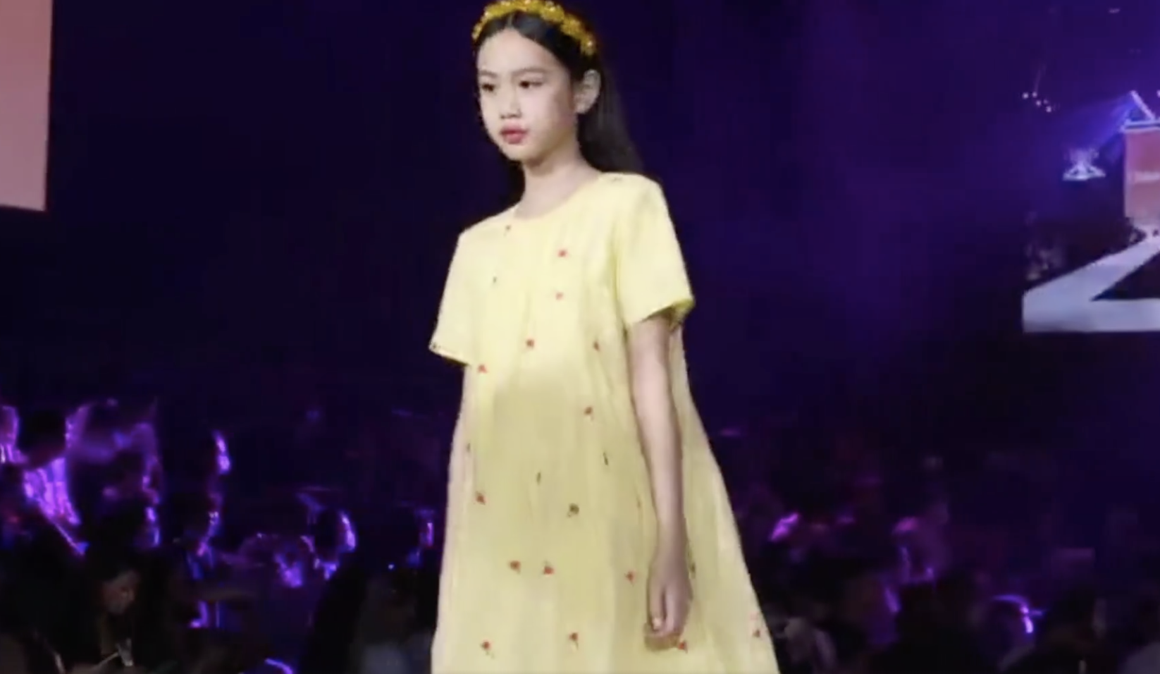 甜馨小考拉Jaden同台走秀超有範兒，李小璐鐘麗緹台下觀看陪女兒